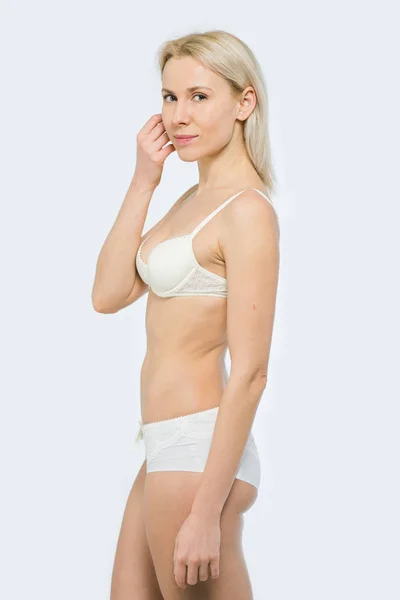 Snap Mujer rubia en ropa interior blanca —  Fotos de Stock