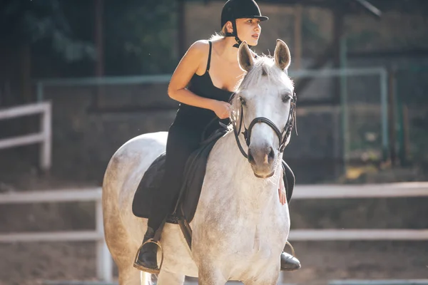 Fiatal lány lovaglás egy ló — Stock Fotó