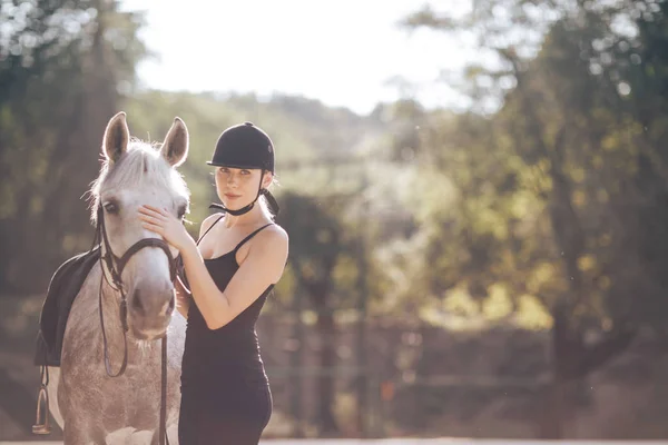 Gyönyörű fiatal nő egy lóval — Stock Fotó