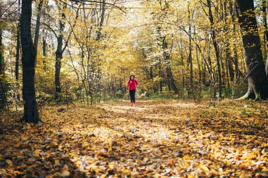 Sabah park sırasında çalışan kadın