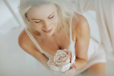 Beyaz iç çamaşırlarıyla poz portre sarışın kadın