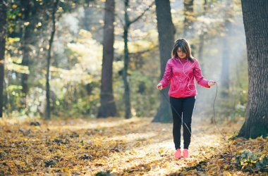 Tren ve seslemek müzik sabah ormandaki kızlar