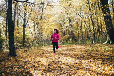 Sabah park sırasında çalışan kadın