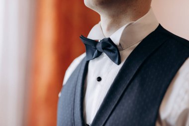 Ayrıntılar. Düğün hazırlıkları için. Damadın ücreti. Düğün sabahı damadı. Damatlar sabah hazırlığı, yakışıklı damat giyiniyor ve düğün için hazırlanıyor.