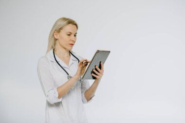 Tablet bilgisayarla çalışan kadın doktor. Tıp, sağlık ve hastane kavramı.