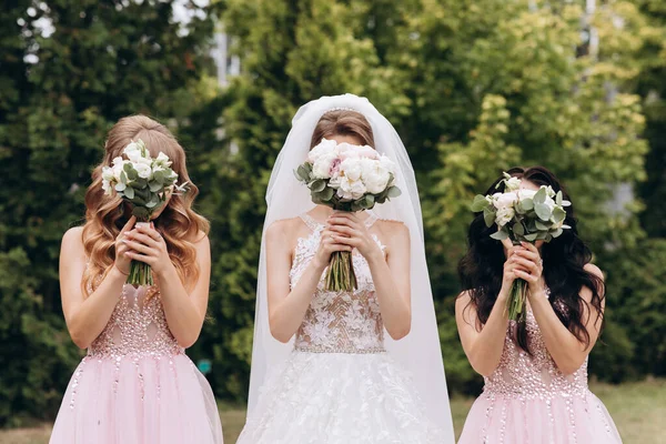 花嫁のウェディング花束と2人の新婦付添人. — ストック写真