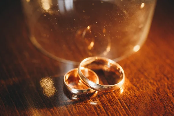 金色的结婚戒指两个金婚戒隔离在桌上，婚戒背景的概念. — 图库照片