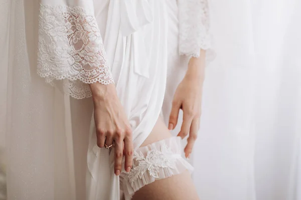 Buongiorno, spose. Bella giovane donna sposa in vestaglia di seta bianca e biancheria intima. Matrimonio e sposa concetto . — Foto Stock