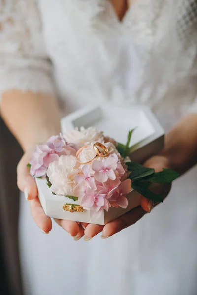 Jóias para homem e mulher. Noiva segurando buquê colorido com anéis. Acessórios de casamento . — Fotografia de Stock