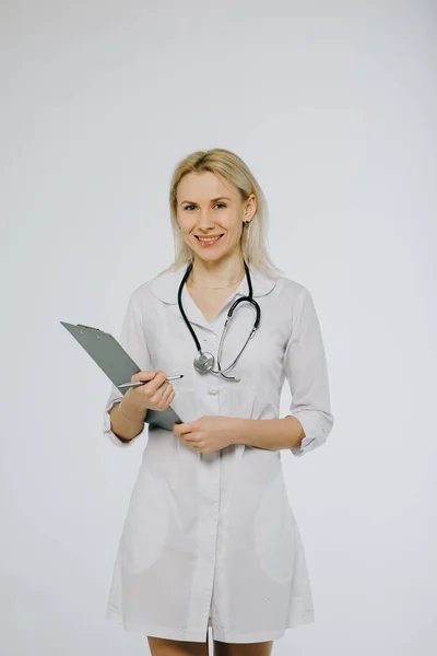 Obrázek sebevědomého ženského lékaře izolované na bílém pozadí. Stock Fotografie