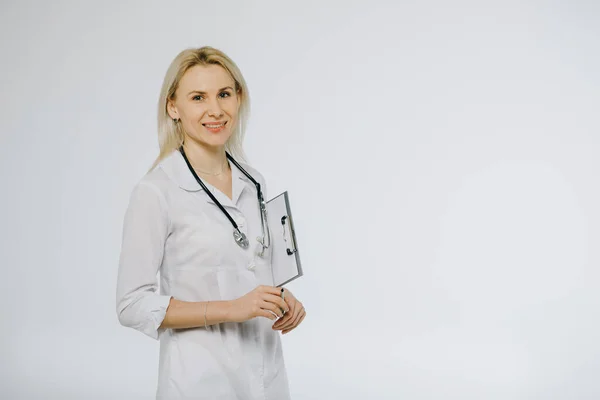 Usmívající se lékař. Izolované přes bílé pozadí Royalty Free Stock Obrázky