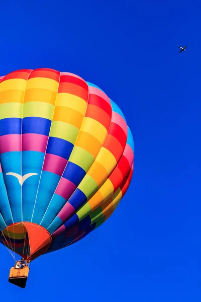 Balon na ogrzane powietrze na doskonały niebieski — Zdjęcie stockowe