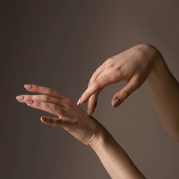 Kvinnliga händer gester — Stockfoto