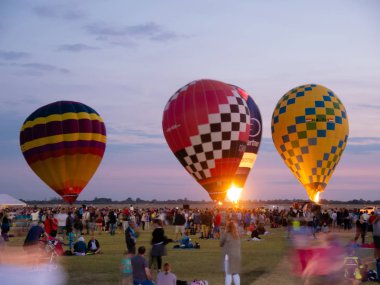 Szeged Ai 'den havalanmadan önce sıcak hava balonlarını izleyin.
