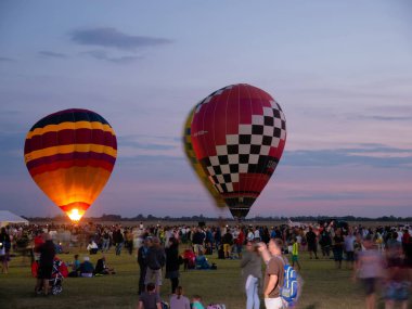 Szeged Ai 'den havalanmadan önce sıcak hava balonlarını izleyin.