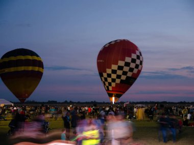 Szeged Ai 'den havalanmadan önce sıcak hava balonlarını izleyin.