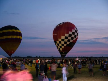 Szeged Ai 'den havalanmadan önce sıcak hava balonlarını izleyin.