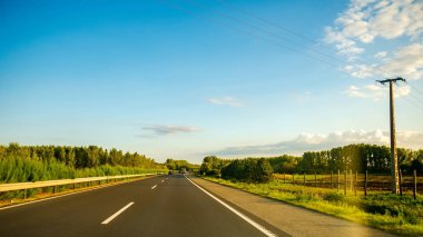 Kecskemet 'ten M5 karayolu trafiğinde bir araçtan görüntü 