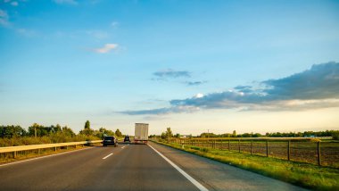 Kecskemet 'ten M5 karayolu trafiğinde bir araçtan görüntü 