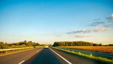 Kecskemet 'ten M5 karayolu trafiğinde bir araçtan görüntü 