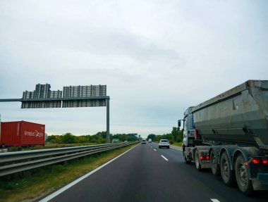 Szeged 'den Szeged' e giden M5 karayolu trafiğindeki bir arabadan görüntü 