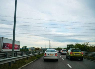 Szeged 'den Szeged' e giden M5 karayolu trafiğindeki bir arabadan görüntü 