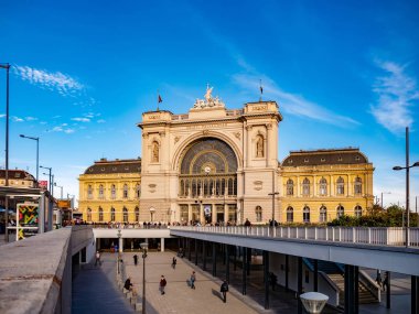 Keleti Tren İstasyonu 'nun önündeki kalabalığa bakın.