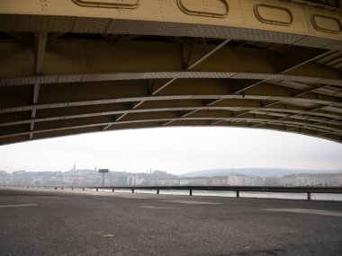 Budapeşte 'deki Margaret Köprüsü' nün altındaki trafiğe bakın.