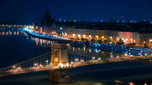Vista sobre Budapest con el puente de la cadena Szechenyi — Foto de Stock