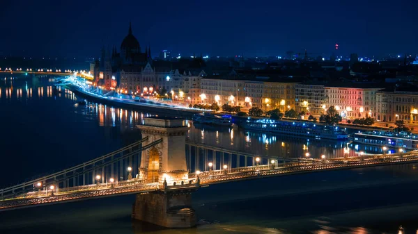 Blick über Budapest mit der szechenyi-Kettenbrücke — Stockfoto