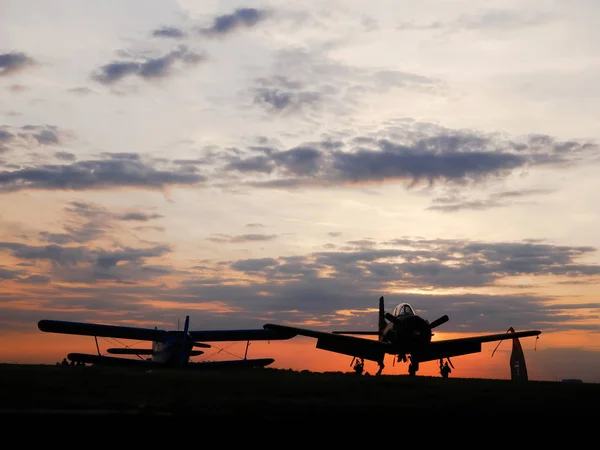 Vista de los aviones en el aeropuerto de Szeged con la puesta de sol en t — Foto de Stock