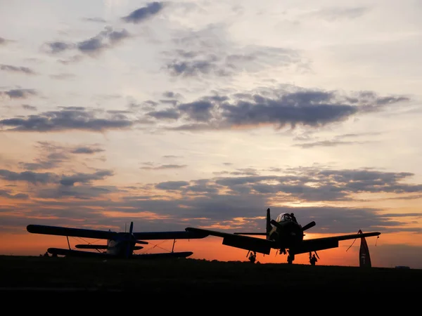 Vista sobre os aviões no aeroporto de Szeged com o pôr do sol em t — Fotografia de Stock