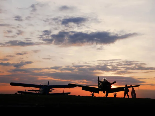 Vista sobre os aviões no aeroporto de Szeged com o pôr do sol em t — Fotografia de Stock