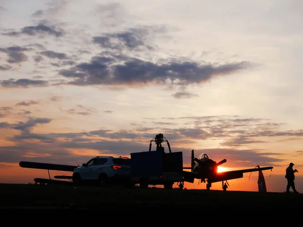 夕阳西下的塞格德机场飞机观景 — 图库照片