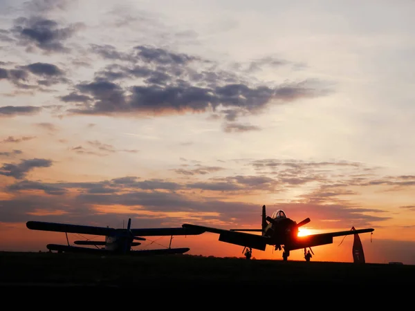 Visa på flygplan på den Szeged flygplatsen med solnedgången i t — Stockfoto
