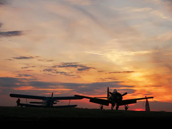 Вид на літаки в аеропорту Сегед з заходом сонця в t — стокове фото