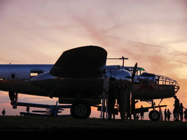 Vista de los aviones en el aeropuerto de Szeged con la puesta de sol en t — Foto de Stock