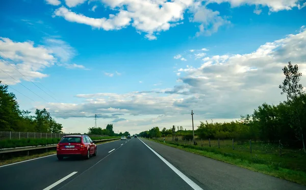 Вид из машины на движение по автомагистрали М5 от Будапешта т — стоковое фото