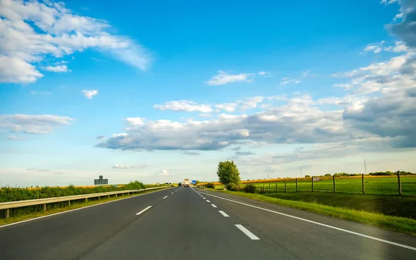 Budapeşte 'den M5 karayolu trafiğine takılan bir araçtan görüntü