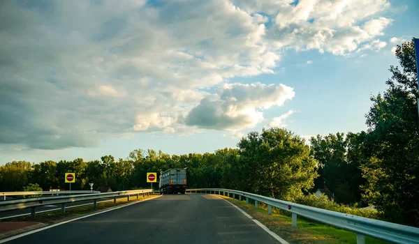 Вид з автомобіля на рух автостради M5 з Кечкемета. — стокове фото