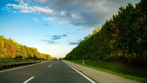 Вид з автомобіля на рух автостради M5 з Кечкемета. — стокове фото