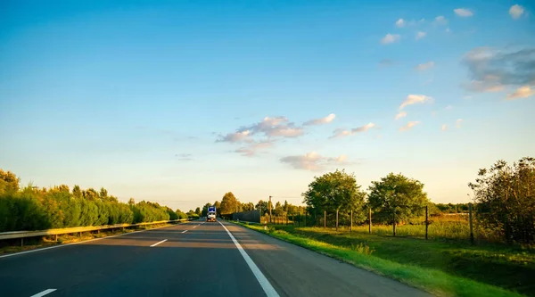 Вид з автомобіля на рух автостради M5 з Кечкемета. — стокове фото