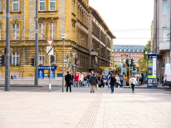 Uitzicht op het drukke Baross plein en de Kerepesi manier met de peo — Stockfoto
