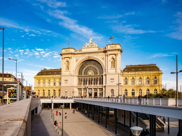 Vista de la multitud en frente de la estación de tren Keleti con th —  Fotos de Stock