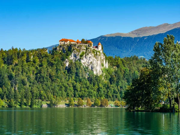 View on the Blejski Grad castle and the Lake Bled in Bled, Slove — Stock Photo, Image