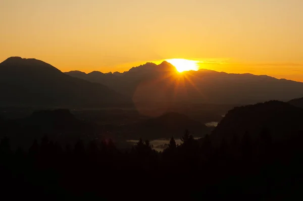 Vista del paisaje al amanecer sobre el lago Bled —  Fotos de Stock