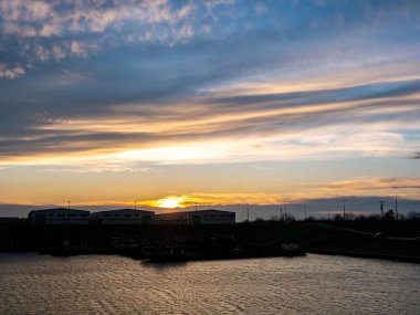 Tisza ve rıhtımın üzerinde gün batımını izle.