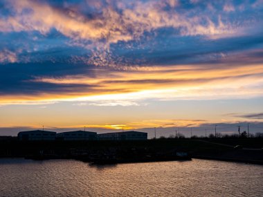 Tisza ve rıhtımın üzerinde gün batımını izle.