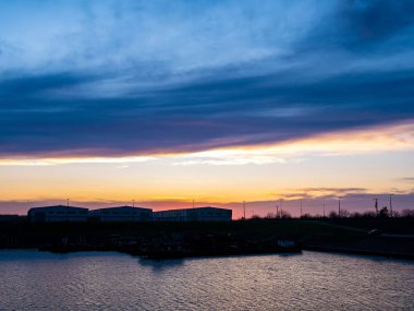 Tisza ve rıhtımın üzerinde gün batımını izle.