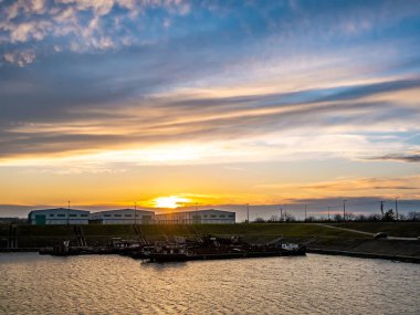 Tisza ve rıhtımın üzerinde gün batımını izle.